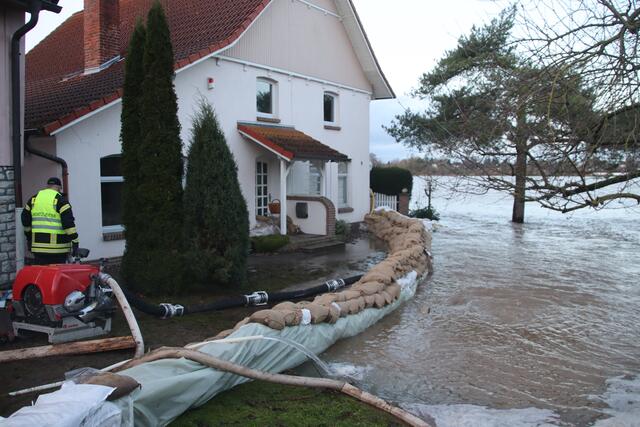 Schulenburg - Lauenstadt: der massive Sandsackwall den die Kameraden aus verschiedenen Ortsfeuerwehren errichtet haben, hält.