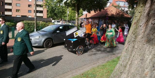 Mit dem Kulturring beim Schützenfest in Langenhagen dabei. Vorweg radelt der Vereinsvorsitzende Jürgen Miethe. | Foto: Shima Mahi