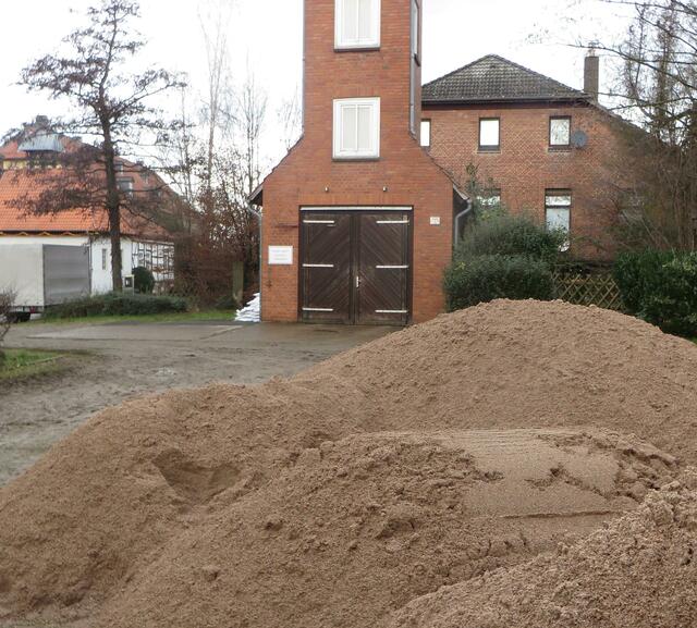 Vor dem Feuerwehrhaus wartet der Sand