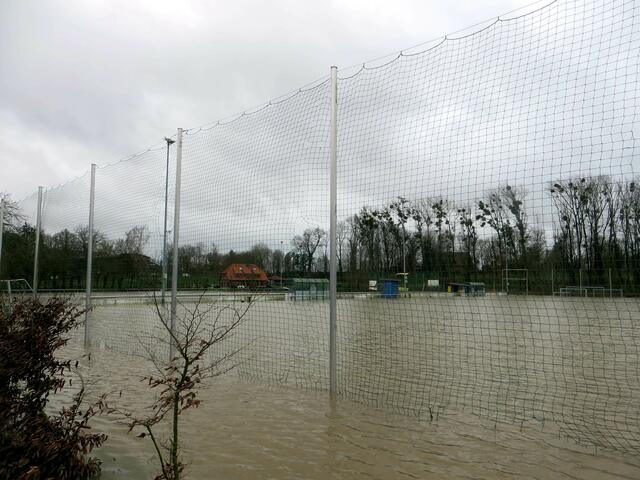 Der Sportplatz wurde total überflutet