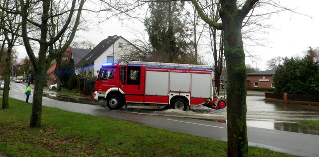 Die Freiwillige Feuerwehr inspiziert das Gelände