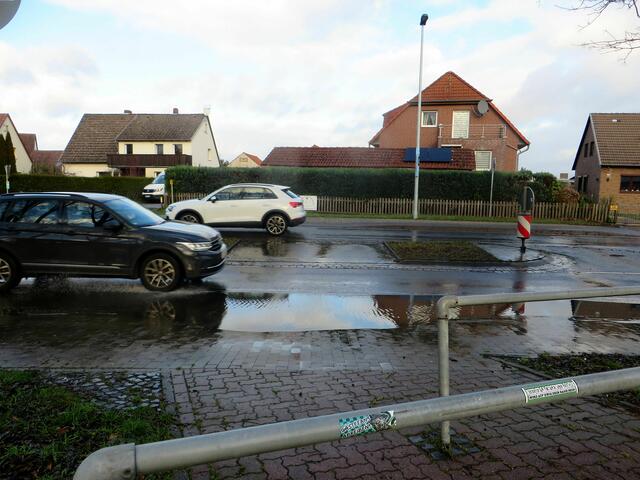 Auf der B443 im Dorf