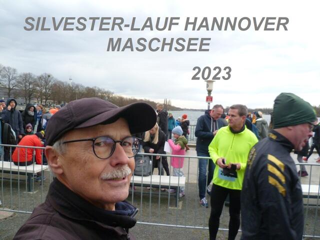 „Teilnehmer am Maschsee Silvesterlauf treffen am Nordufer ein“ - Das Relief im Original.