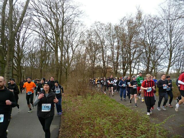 Nach etwa einem halben Kilometer hat das Starterfeld sich noch nicht wesentlicht entzerrt. 
