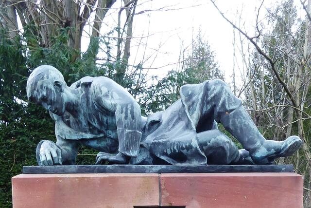 Die beeindruckende Plastik „Sterbender Soldat“ ist ein Werk des am 25.01.1897 in Bad Soden geborenen Bildhauers Anton Grauel.