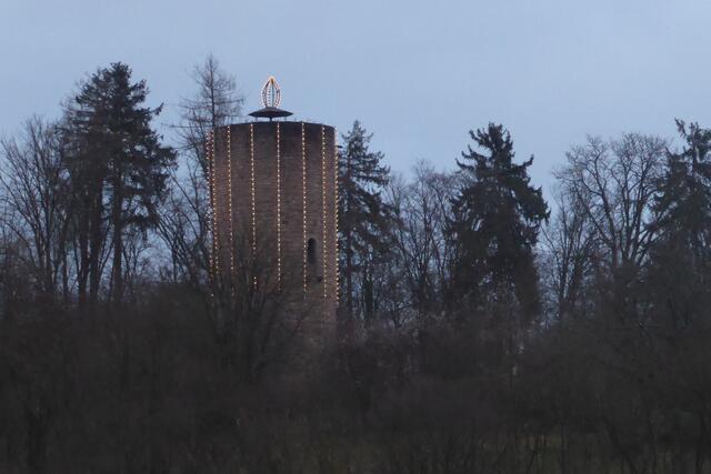 Die Burgruine Stolzenberg, die am Neujahrsabend 2024 beleuchtet war.