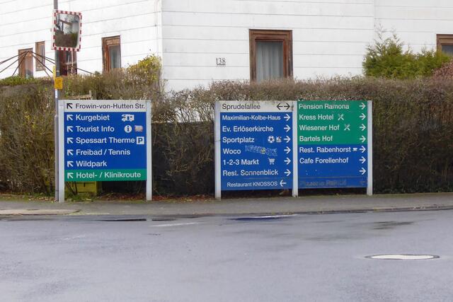 Übersichtliche Hinweisschilder leiten die Ortsfremden zu ihrem Ziel.