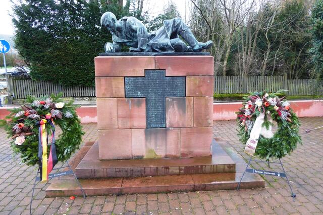 Das 1930 aufgestellte Ehrenmal für die Gefallenen des 1. Weltkriegs bei der Schule.