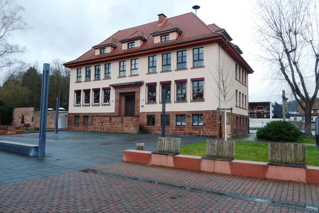 Die am 16.10.1927 eingeweihte Volksschule, die seit 1970 Grundschule ist.