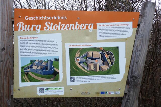 Eine Erläuterungstafel zur Burg Stolzenberg mit einer Rekonstruktion ihres vermuteten Aussehens vor 1522.
