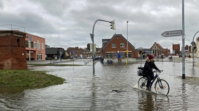 Trotz der Absperrungen will mancher keinen Umweg fahren. An der Kreuzung Schiffbauerdamm steht das Wasser nur 20 bis 30 cm hoch. Foto: Helmut Kuzina