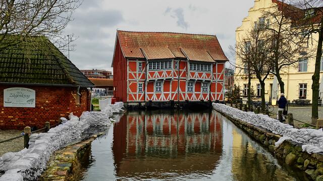 Unter dem zweigeschossigen Fachwerkhaus „Altes Gewölbe“ strömt das Hochwasser vom Hafen in den Stadtkanal „Runde Grube“. Foto: Helmut Kuzina