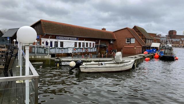 Im Alten Hafen steigt das Sturmhochwasser und schwappt über die Kaimauer. Foto: Helmut Kuzina