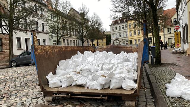 Auf dem Ziegenmarkt stellt die Stadt Sandsäcke bereit, damit Anwohner ihre Gebäude schützen können. Foto: Helmut Kuzina