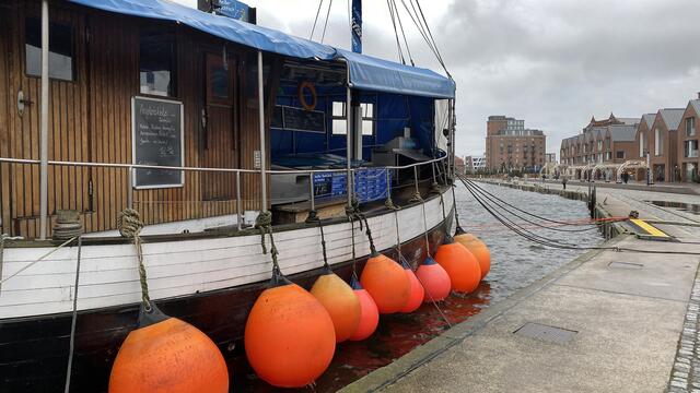 Wegen des Hochwassers stellen die Kutter am Alten Hafen den Verkauf der Fischbrötchen ein. Foto: Helmut Kuzina