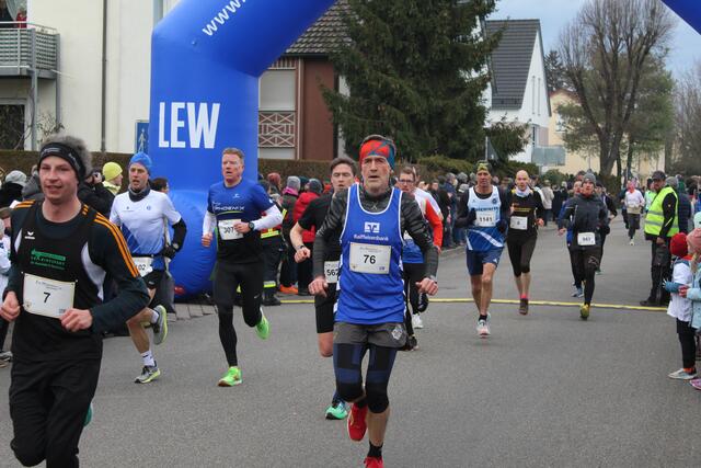 M55 Sieger Christian Raimann auf der Runde durch die Stadt 
