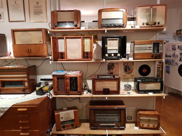 In der zweiten Reihe stehen die Raritäten der Siemensradios - der Schwarze ist der Herr im Frack. Einen solchen hat auch das radio- und Telefonmuseum in Wertingen in der Fére-Straße 1 ausgestellt, leider fehlen hier die Türen. 