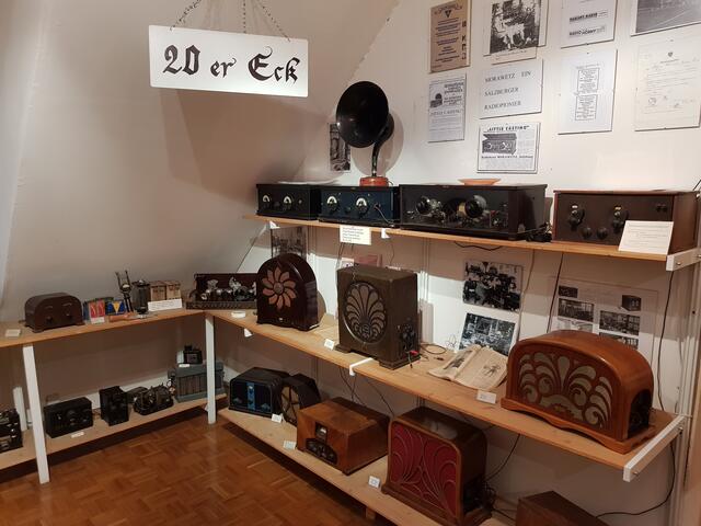 Ja das sind nur einige der seltenen Exponate die man im Grödiger Radiomuseum im 20er Jahre Eck bestaunen kann. 