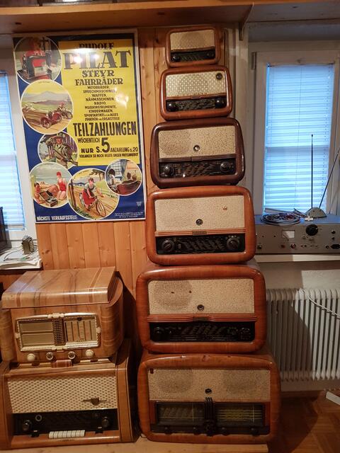 Der Minerva-Turm. Hier sind 6 Baureihen der Minerva Radios von der gleichnamigen Radiofirma als Pyramide zu sehen. 