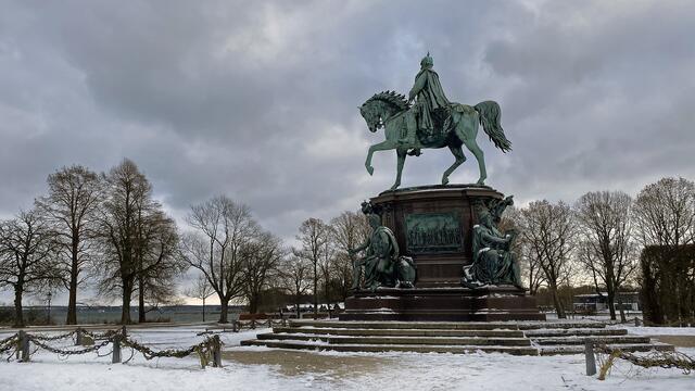 Im Schlossgarten befindet sich das Reiterstandbild "Großherzog Friedrich Franz II.",  eine Arbeit von Ludwig Brunow, 1893. Foto: Helmut Kuzina
