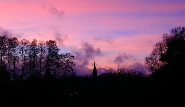Blick auf die Hanstedter Kirche: Was für ein herrlicher Abendhimmel! | Foto: Shima Mahi