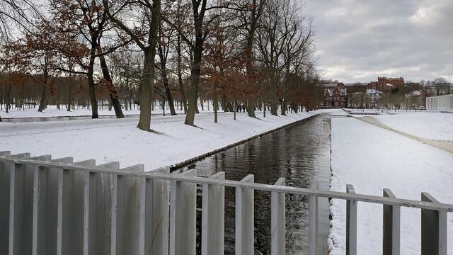 Von der „Schwimmenden Wiese‟ führt eine Brücke hinüber zum Schlossgarten. Foto: Helmut Kuzina