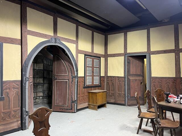 Da wäre es, das erste Bühnenbild.