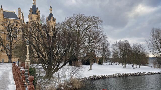 Von der Drehbrücke gibt es den Ausblick auf den Burggarten am Schloss. Foto: Helmut Kuzina