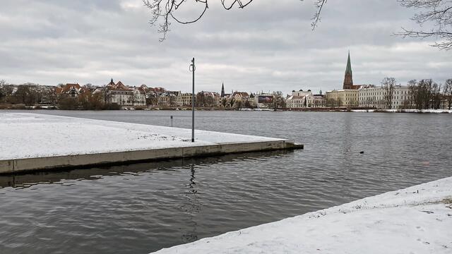 Die Blickachse reicht über die „Schwimmende Wiese‟ bis zur Altstadt mit dem Dom. Foto: Helmut Kuzina