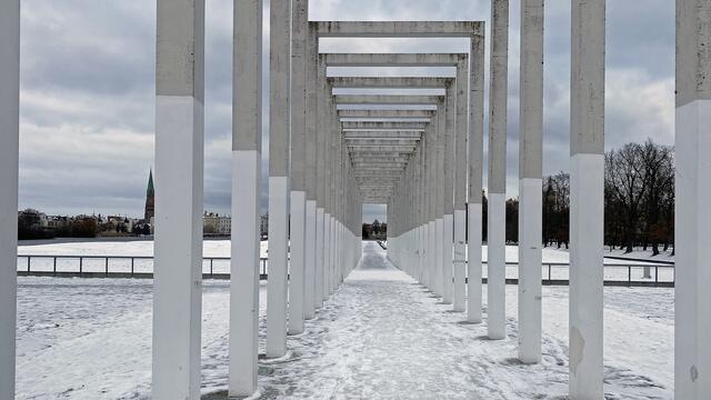 Die Kolonnade, der Säulengang aus 36 knapp 7,40 m hohen Elementen, entstand zur Bundesgartenschau 2009. Foto: Helmut Kuzina