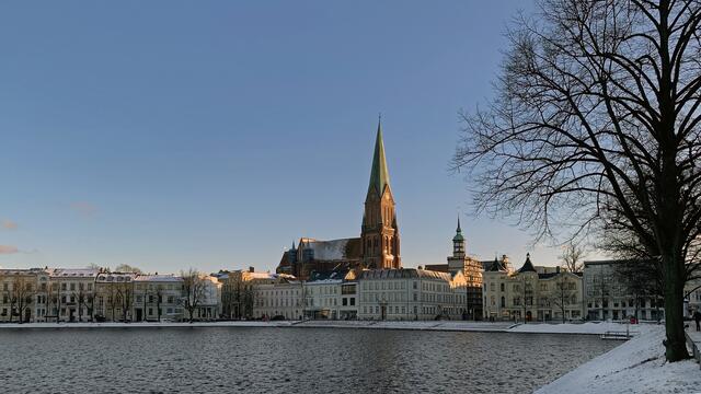 Aussicht vom Pfaffenteich auf den Schweriner Dom, auf die aus Backstein gefertigte, dreischiffige Basilika, deren Grundstein schon 1172 gelegt wurde. Foto: Helmut Kuzina