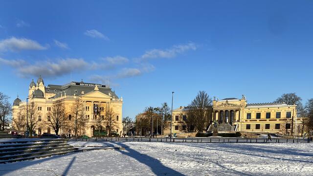 Prachtbauten auf dem Platz „Alter Garten‟ (von links):  Mecklenburgisches Staatstheater und Staatliches Museum. Foto: Helmut Kuzina