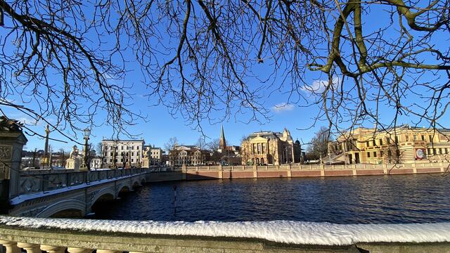 Ausblick von der Schlossinsel (von links): Schlossbrücke, Staatskanzlei, Altes Palais, Dom, Mecklenburgisches Staatstheater, Staatliches Museum. Foto: Helmut Kuzina