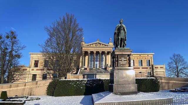 Das Standbild des Herzogs Paul Friedrich vor dem Staatlichen Museum. Foto: Helmut Kuzina