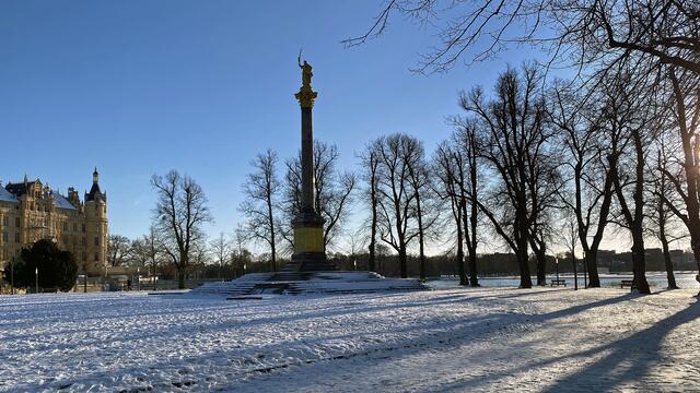 An der 23 m hohen Siegessäule von 1874 mit der allegorischen Figur Megalopolis. Foto: Helmut Kuzina