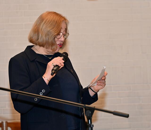 Maria Hesse begrüßt die vielen Zuschauer und bedankt sich beim Kirchenvorstand der Auferstehungsgemeinde.