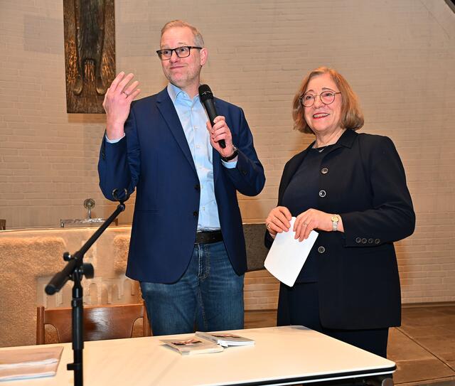 Autor Simon Benne und KI-Vorsitzende Maria Hesse in der Auferstehungskirche