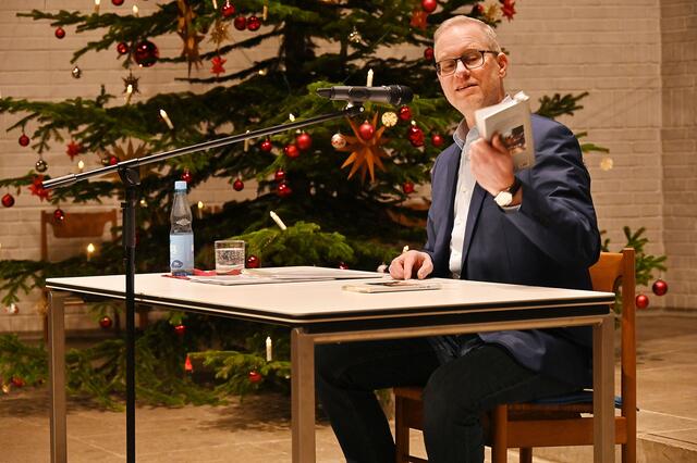 Alle guten Dinge sind vier: Simon Benne las aus seinen humorvollen „Lüttje Lagen“-Geschichten