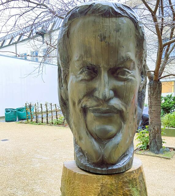 Vorderseite der Skulptur ... 