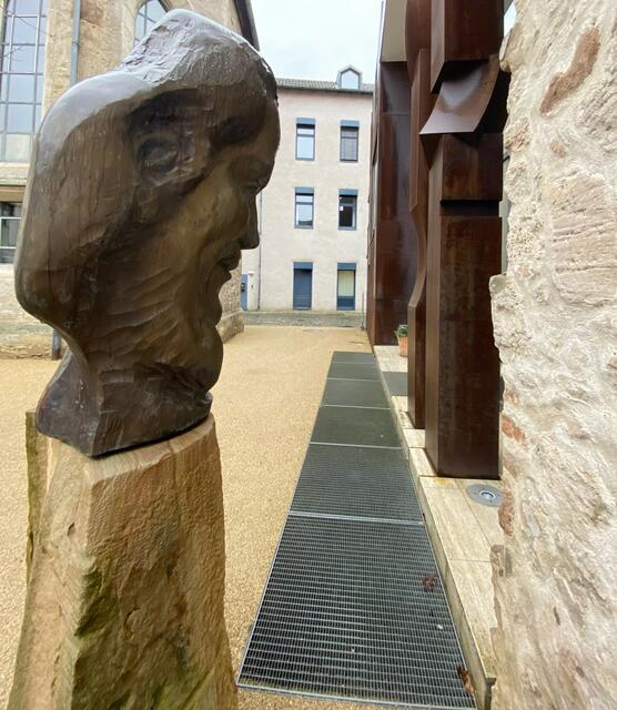 Bemerkenswerte Skulptur. Doppelter Jesuskopf, sagte man uns. Ob es stimmt? Ich habe keine Beschreibung darüber gefunden. 