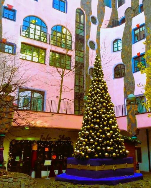 Der erste Innenhof, weihnachtlich geschmückt...