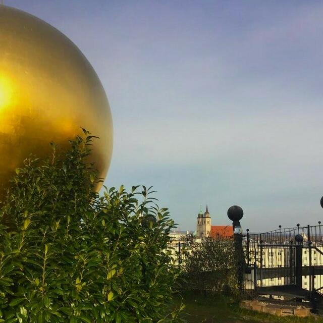 Diese goldenen Kugeln, ein markantes Merkmal von Hundertwasser, schon von Weitem deutlich sichtbar...