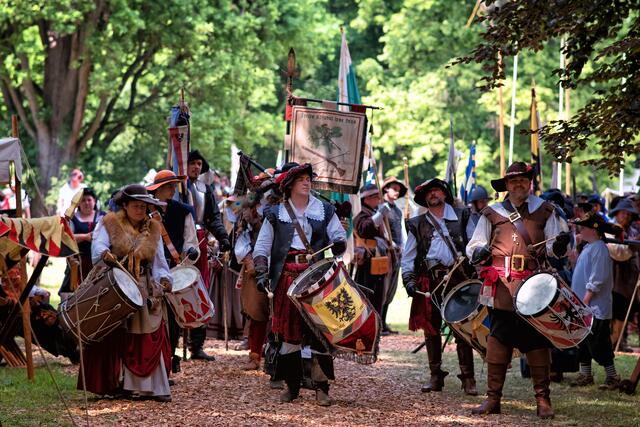 Trommler und Musikanten ziehen durch die Stadt | Foto: Historischer Markt Oettingen e.V.
