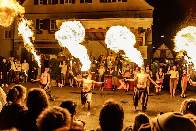 Die Nacht der Narren heizt jedem musikalisch und mit spektakulären Feuershows ein | Foto: Historischer Markt Oettingen e.V.