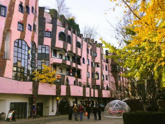 Eine Seite der Außenfassade ...