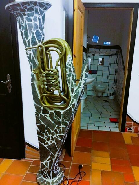 Die Toilette sehr klein, doch in den Wohnungen sind sie mit einer Wanne ausgestattet...