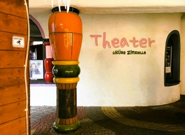 Wie ich schon betonte, eine kleine in sich geschlossene Stadt, u.a. mit einem Theater, Arztpraxen, Geschäften, einem Theater und einem Standesamt!!! ;-)