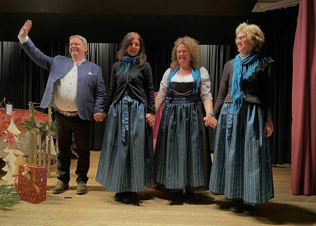 600 Euro spendeten die Zuhörer für die Lesung von Ludwig Thomas "Heiliger Nacht" von Franz Scherer und der Meringer Stubenmusi  | Foto: Clemens Beisch