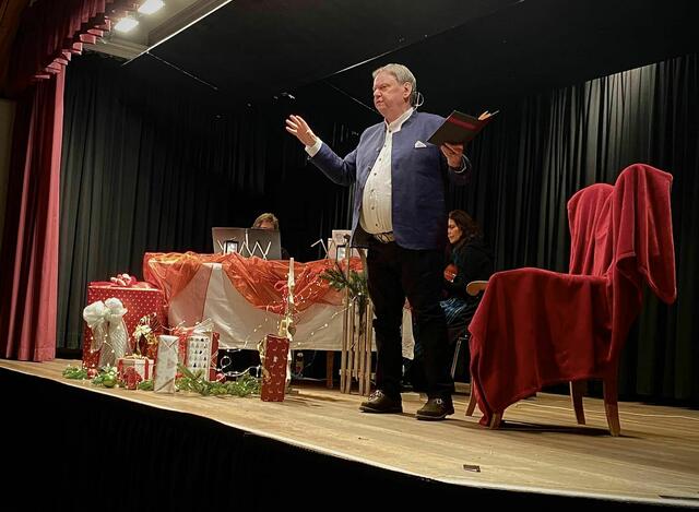 600 Euro spendeten die Zuhörer für die Lesung von Ludwig Thomas "Heiliger Nacht" von Franz Scherer und der Meringer Stubenmusi  | Foto: Clemens Beisch