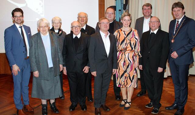 Gastgeber und Ehrengäste (von links): MdL Manuel Knoll, Generaloberin Christkönigs-Institut Annemarie Bäumler, Regina Fuchshuber, Monsignore Karl Kraus, Pfarrer Ludwig Hihler, Rudolf Helfert, Pfarrer Gerhard Krammer, Claudia Riemensperger, Jugendseelsorger Bernd Rochna, Domvikar Ulrich Müller und Bürgermeister Dr. Michael Higl. | Foto: Peter Heider